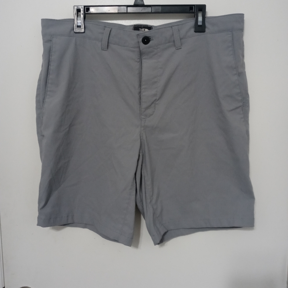 The North Face Men's Gray Outdoor Stretch Cargo Shorts with Mesh Pockets 38